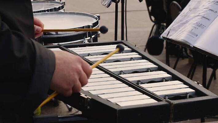 손 남자 음악 백그라운드 부분 놀이 타악기 거리 이벤트 사람없음 야외 금속 소리 활발 콘서트 공연 음악가 장비 종 기구 키보드 도시 악단 그룹 클래식 망치 철 슛 오케스트라 교향곡 드럼스틱 리듬 멜로디 뮤지컬 생존 MOV 해외동영상 클립영상 직업 악기 컨셉 재질 문화예술 사람 신체부위 공구 동영상 파일형식