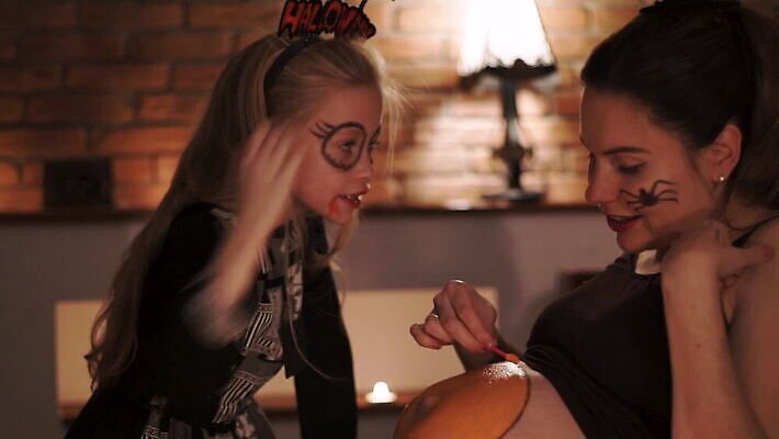 전통 라이프스타일 계절 여자 어린이 음식 2 신체 오렌지 가족 호박 주택 실내 미소 사람 두명 노란색 파티 페인트 임산부 임신 할로윈 가을 등불 아기 대접 예측 무서움 심볼 10월 돌봄 잭오랜턴 호러 복부 MOV 해외동영상 클립영상 감정 컬러 컨셉 채소 과일 관계 모션 조명 표정 이벤트 내부 건물 생활 신체부위 날짜 공포 동영상 파일형식