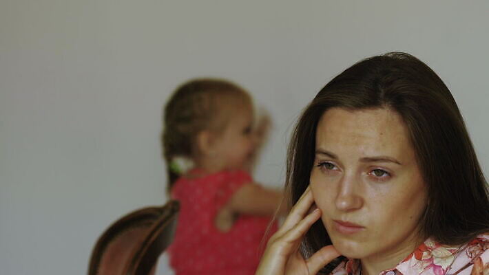 여자 딸 감정 어린이 백그라운드 컨셉 가족 엄마 스트레스 주택 실내 피곤 사람 두명 부모 방 분노 짜증 충돌 문제 비명 4K MOV 해외동영상 클립영상 관계 내부 건물 동영상 파일형식