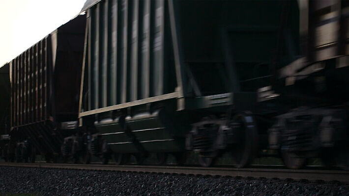 산업 비즈니스 사람없음 목재 일몰 기찻길 기차 화물 시골 상품 저녁 숲 철책 MOV 해외동영상 클립영상 나무 육상교통 재료 대중교통 노을 운송업 밤 야간 동영상 파일형식