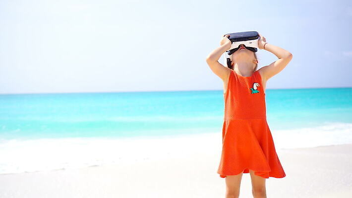 라이프스타일 응시 안경 어린이 모래 놀이 휴가 미래 휴식 고글 가면 한명 사람 해변 야외 디지털 헤드폰 장비 게임 체험 하이테크 전자 비전 보여주기 동영상 소통 혁명 반응 가상현실 인터랙티브 현실 4K MOV 해외동영상 클립영상 1 시선 잡화 바다 음향기기 컨셉 모션 기술 생활 파일형식