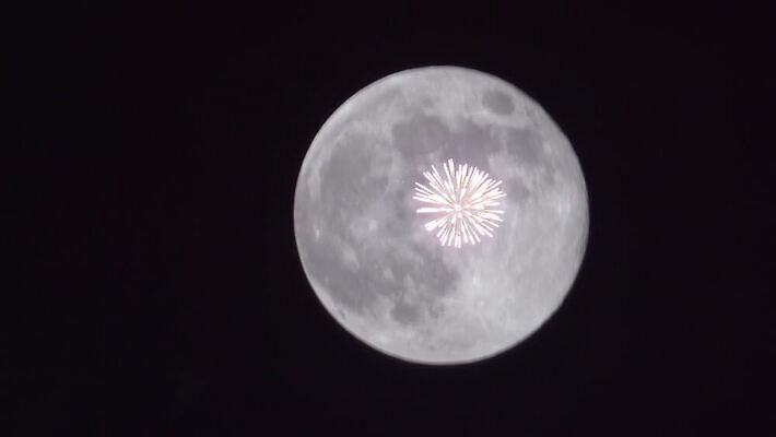 구름 기념일 행복 크리스마스 자연 하늘 표면 휴가 불꽃 기념 폭죽 불꽃놀이 풍경 이벤트 사람없음 빛 컬러풀 파티 우주 축제 어둠 황혼 행성 보름달 달 축하 야간 저녁 신비 폭발 달빛 공상 천문학 빛망울 광 독립 독립기념일 4K MOV 해외동영상 클립영상 자연요소 교육 감정 컬러 컨셉 놀이 불 일몰 생태계 동영상 파일형식