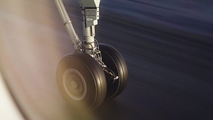 여행 창문 교통시설 하늘 휴가 비행기 핀란드 사람없음 금속 힘 기계 바퀴 공항 메인 항공 속도 회전 타이어 롤 활주로 제트기 고무 기어 대패 착륙 헬싱키 MOV 해외동영상 클립영상 길 교통 항공교통 재질 대중교통 북유럽 시설 동영상 파일형식