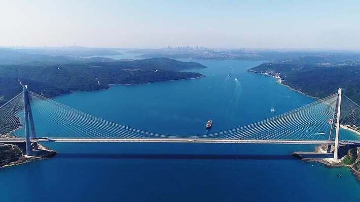 디자인 유럽 산업 아시아 바다 여행 건축양식 교통시설 하늘 아침 새로움 이스탄불 안테나 파노라마 사람없음 하이앵글 탑 도시 고속도로 숲 큼 북쪽 공학 칠면조 드론 랜드마크 보스포루스 유조선 철강 4K MP4 해외동영상 클립영상 주간 건축물 교육 건축 나라 도로 뷰포인트 교통 컨셉 통신 조류 촬영기법 크기 방향 시설 동영상 파일형식 튀르키예