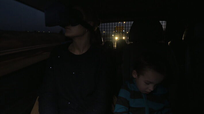 응시 여자 남자 안경 아들 어린이 과학 여행 자동차 엄마 휴가 미래 새로움 기술 가면 사람 앉기 소년 사람없음 디지털 헤드폰 게임 사이버 그리스 전자 비전 동영상 혁명 웨어러블 가상 가상현실 현실 4K MOV 해외동영상 클립영상 시선 잡화 유럽 육상교통 음향기기 컨셉 가족 모션 놀이 파일형식