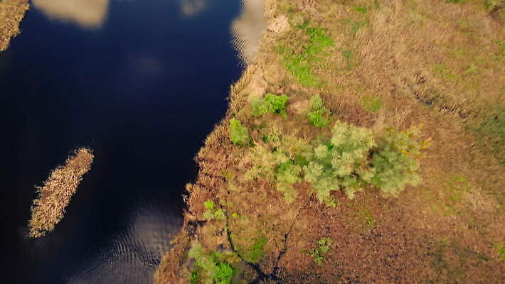 계절 유럽 여행 백그라운드 이동 자연 휴가 안테나 파노라마 갈대 풍경 사람없음 야외 초록색 물 여름 파란색 강 여행객 환경 계곡 맑음 흐름 가을 개울 황무지 정상 땅 장면 내추럴 항공촬영 드론 보호구역 조감도 4K MOV 해외동영상 클립영상 자연요소 식물 나라 뷰포인트 컬러 컨셉 통신 날씨 촬영기법 사람 생태계 동영상 구역 파일형식