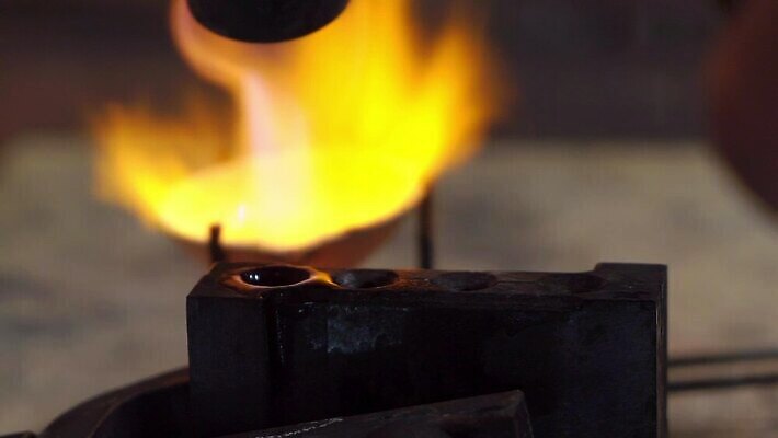 직업 디자인 산업 장신구 탁자 불 불꽃 노동자 기술 사람없음 노란색 금속 장비 도구 공구 반지 작업 뜨거움 작업실 황금 고급 제조 은색 상품 보석 버너 만들기 난방 공예가 대장장이 백금 솜씨 핸드메이드 화상 MOV 해외동영상 클립영상 자연요소 컬러 가구 컨셉 모션 재질 상처 광석 동영상 파일형식