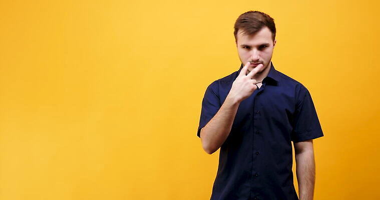 백인 손 남자 감정 얼굴 백그라운드 셔츠 오렌지 수염 실내 대화 성인 노란색 믿음 도전 흰색 관찰 보호 위험 무서움 라이벌 눈썹 위협 손목시계 조심 의심 적 4K MOV 해외동영상 클립영상 서양인 시계 컬러 컨셉 상의 과일 장신구 모션 말하기 사람 내부 신체부위 동영상 파일형식