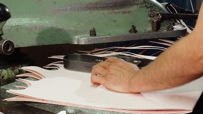 직업 전통 손 신발 비즈니스 공장 창조 상점 기계 장비 수확 골동품 직물 업무 체험 작업실 수리 제조 상품 자르기 천 묘사 서비스 무역 복고 언론 소매 장인 수공예 재단 실행 재주꾼 조작 핸드메이드 유일 4K MOV 해외동영상 클립영상 산업 컨셉 농업 공업 모션 신체부위 작업 공예 동영상 파일형식