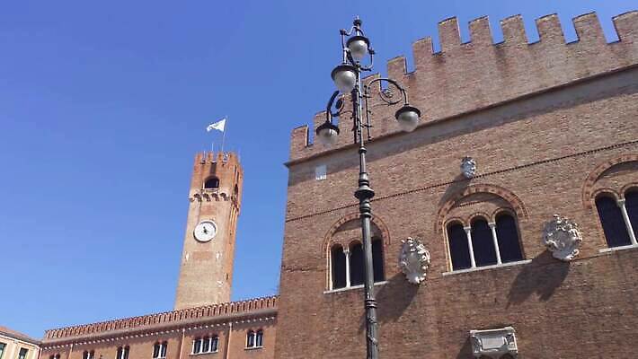 외관 유럽 시계 여행 건축양식 하늘 벽돌 사람없음 야외 건물 세로 파란색 탑 이탈리아 궁전 깃발 도시 중세 역사 닫기 묘사 시계탑 정사각형 광장 타운 종탑 랜드마크 로마네스크 로마인 옛날 4K MP4 해외동영상 클립영상 도형 건축물 건축 나라 컬러 고건축 모션 인종 동영상 파일형식