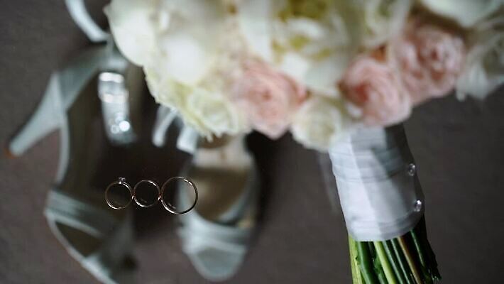 전통 커플 기념일 꽃 꽃다발 결혼 신발 2 장신구 결혼식 남편 함께함 선물 사랑 사람없음 빛 유행 금속 흰색 축하 반지 쌍 황금 고급 은색 보석 심볼 다이아몬드 약혼 백금 제안 스타일 MOV 해외동영상 클립영상 식물 감정 컬러 컨셉 관계 재질 이벤트 광석 약속 동영상 파일형식