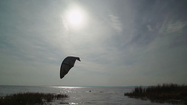 실루엣 호수 스포츠 바다 하늘 휴가 한명 야외 물 강 일출 일몰 서핑 당기기 승차 저녁 연 서퍼 석호 리프팅 프리스타일 스타일 4K MOV 해외동영상 클립영상 자연요소 1 모션 운동선수 촬영기법 사람 놀이용품 노을 수상스포츠 야간 동영상 파일형식