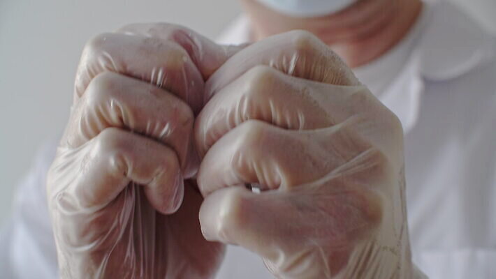 손 남자 장갑 노동자 건강 병원 주사기 치료 약 간호사 의사 잡기 투명 액체 실험실 바이러스 닫기 질병 생명공학 플라스틱 약국 준비 주사약 당뇨병 돌봄 마약 백신 복용 예방접종 예방주사 인슐린 인플루엔자 항생제 코로나바이러스 4K MOV 해외동영상 클립영상 직업 잡화 의학 의료기기 모션 재질 실험 사람 신체부위 의료진 예방 동영상 접종 파일형식