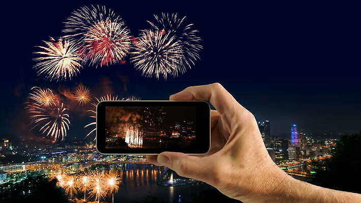 손 컬러 비즈니스 건축양식 하늘 불꽃 전등 폭죽 건물 물 빛 스마트폰 강 도시풍경 컬러풀 사무실 카메라 스크린 미국 줄무늬 활발 축하 도시 보트 도심 야간 영화 지역 스카이라인 동영상 애국심 독립기념일 4K MOV 해외동영상 클립영상 자연요소 건축물 기념일 건축 컨셉 북아메리카 무늬 배_교통 불 문화예술 조명 풍경 신체부위 전자제품 핸드폰 스마트기기 독립 파일형식