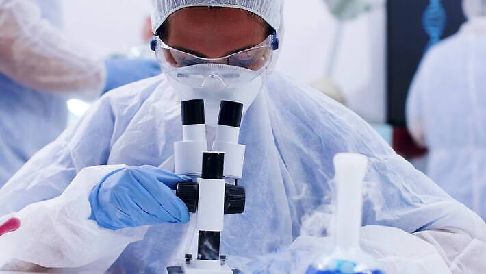 여자 산업 과학 유리 탁자 건강 현미경 실험 작업복 사람없음 파란색 거품 장비 액체 실험실 연기 천 과학자 플라스크 분석 비커 유리그릇 튜브 공식 원뿔 반응 방법 화학물질 화학자 4K 유체 MOV 해외동영상 클립영상 도형 직업 그릇 옷 컬러 가구 컨셉 재질 실험기구 사람 직물 화학 동영상 학자 파일형식