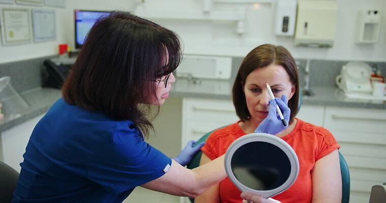 백인 여자 중년 장갑 영국 잉글랜드 실내 대화 설명 사람 앉기 두명 연필 건강관리 거울 환자 의사 씻기 청소 보여주기 패닝샷 서식스 4K MOV 해외동영상 클립영상 서양인 잡화 유럽 의학 모션 학용품 촬영기법 건강 관리 말하기 성인 내부 필기구 청결 의료진 동영상 파일형식