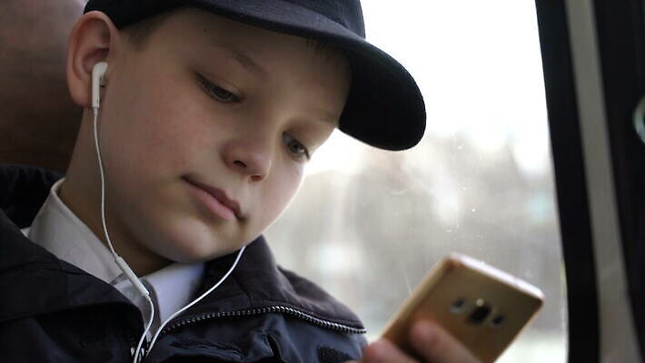 학생 응시 계절 얼굴 남학생 여행 창문 교통시설 모바일 버스 한명 미소 사람 스마트폰 핸드폰 스크린 터치 추위 슬픔 가을 도시 서핑 메시지 좌절 고독 승차 전화기 스마트 출퇴근 온라인 일반 전송 문자메시지 캡모자 혼자 4K MOV 해외동영상 클립영상 모자_잡화 1 시선 남자 감정 육상교통 교통 컨셉 비즈니스 모션 대중교통 표정 신체부위 전자제품 스마트기기 수상스포츠 시설 동영상 파일형식