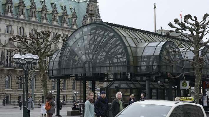 구름 전통 라이프스타일 디자인 외관 유럽 문화 도로 여행 건축양식 교통시설 하늘 거리 버스 주택 독일 사람 사람없음 야외 건물 여름 도시풍경 여행객 우주 정원 도시 홀 기다림 센터 역사 도심 역 떨어짐 광장 타운 랜드마크 옛날 함부르크 4K MOV 해외동영상 클립영상 자연요소 건축물 계절 건축 나라 길 육상교통 교통 컨셉 모션 대중교통 풍경 생활 공간 시설 동영상 파일형식
