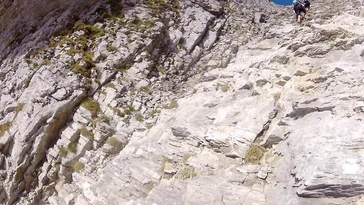 스포츠 여행 배낭 자연 하늘 산 사람없음 야외 등산 트래킹 하이킹 그룹 황무지 정상 그리스 신화 산악가 원정 절정 하이커 1인칭시점 MP4 해외동영상 클립영상 시선 유럽 가방 레저 생태계 동영상 파일형식