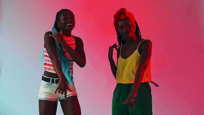 스튜디오촬영 라이프스타일 긴머리 여자 음악 가족 관계 청소년 20대 두명 10대 빨간색 뷰티 우정 연주자 댄서 에너지 정상 언니 터번 성인여자만 4K MOV 해외동영상 클립영상 직업 헤어스타일 컬러 문화예술 실내 사람 청년 생활 친구 음악가 자매 머리장식 동영상 여자만 성인만 파일형식