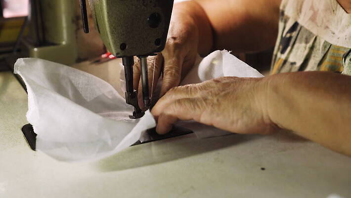 직업 손 디자인 드레스 옷 여자 산업 패턴 비즈니스 손가락 공장 직장 실내 가면 유행 기계 장비 기구 공구 직물 업무 바늘 작업실 수술 바느질 디자이너 천 묘사 질감 땀 만들기 조심 수공예 재단 재단사 핸드메이드 스타일 코로나바이러스 4K MOV 해외동영상 클립영상 무늬 회사 공업 의학 모션 사람 내부 신체부위 치료 도구 작업 바이러스 공예 동영상 파일형식