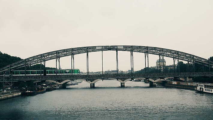 구름 유럽 선 여행 건축양식 교통시설 거리 사람 사람없음 건물 초록색 물 파란색 강 도시풍경 봄 기차 프랑스 등불 도시 역사 전철 역 심볼 속도 대도시 일반 천연기념물 프랑스어 랜드마크 수도권 파리(프랑스) 4K MOV 해외동영상 클립영상 자연요소 문자 건축물 계절 건축 나라 육상교통 컬러 교통 조명 대중교통 풍경 시설 지역 동영상 파일형식