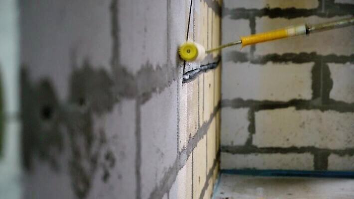 직업 산업 벽 표면 노동자 주택 실내 사람없음 내부 건물 인테리어 노란색 페인트 장비 젖음 공구 붓 업무 액체 수리 혼합 천 양동이 묘사 서비스 그림 시멘트 롤러 화가 건축업자 계약자 마무리 마지막 복원 섞기 업그레이드 콘크리트 신청 4K MOV 해외동영상 클립영상 건축물 디자인 건축 컬러 도구 직물 작업 계약 동영상 파일형식