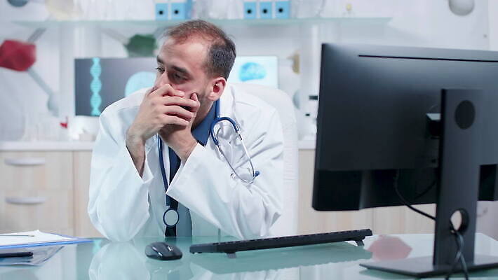 직업 1 남자 청진기 탁자 기술 실내 건강 병원 피곤 실험 사람 앉기 성인 내부 약 의사 슬픔 잠 가운 작업 실험실 책상 뇌 하품 업무과다 야근 돌봄 4K MOV 해외동영상 클립영상 옷 감정 가구 컨셉 비즈니스 의학 의료기기 모션 의료진 업무 동영상 생리현상 파일형식