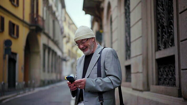 백인 라이프스타일 노년 남자 안경 통신 무선통신 수염 한명 야외 스마트폰 핸드폰 유행 이탈리아 재킷 회색 백발 잡기 도시 연결 전화기 시티라이프 밀라노 남유럽 4K MOV 해외동영상 클립영상 서양인 1 헤어스타일 잡화 유럽 컬러 모션 사람 성인 생활 전자제품 스마트기기 외투 동영상 파일형식