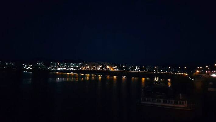 유럽 아시아 바다 여행 건축양식 전등 조명 한국 동양인 풍경 사람없음 건물 물 도시풍경 반사 여행객 탑 항구 고층빌딩 새벽 도시 만 보트 도심 야간 저녁 장면 스카이라인 석호 빛망울 랜드마크 4K MOV 해외동영상 클립영상 자연요소 건축물 건축 나라 배_교통 교통시설 사람 인종 빌딩 빛 동영상 파일형식