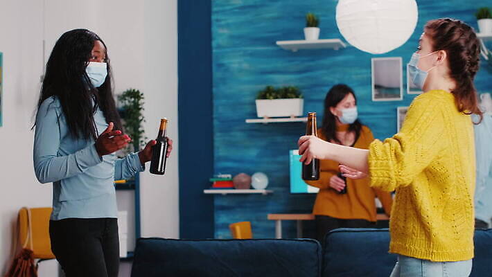 행복 컨셉 거실 휴식 아파트 주택 맥주 대화 가면 마스크 사람없음 친구 글로벌 파티 우정 펼침 기쁨 터치 축하 인사 그룹 바이러스 보호 예방 번짐 다인종 섞기 소셜 팔꿈치 코로나바이러스 사회적거리두기 사교적 뉴노멀 4K MOV 해외동영상 클립영상 감정 캠페인 관계 모션 주류 말하기 인종 이벤트 건물 신체부위 경제 예절 팔 동영상 파일형식 효과