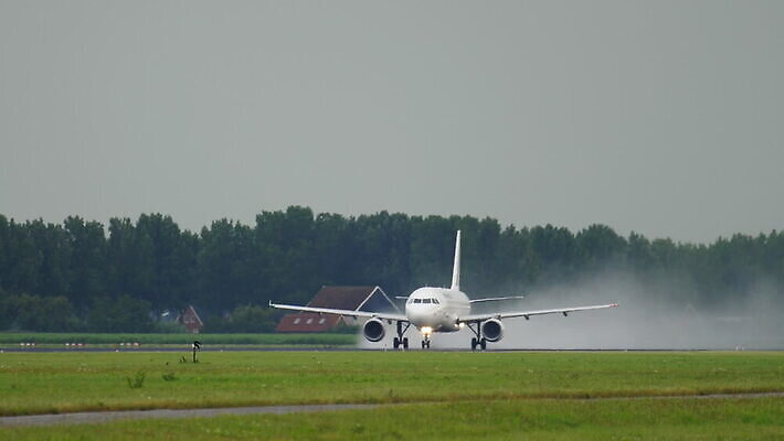 계절 여행 날개 교통시설 아침 날씨 비행기 사람없음 물 어둠 회색 운전 젖음 안개 떨어짐 공항 도착 항공 활주로 제트기 승객 폭풍 이륙 엔진 암스테르담 뇌우 대패 유도로 MOV 해외동영상 클립영상 주간 자연요소 길 컬러 교통 컨셉 항공교통 모션 대중교통 네덜란드 시설 동영상 파일형식