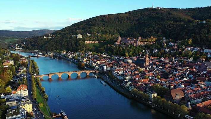 구름 유럽 여행 건축양식 하늘 산 주택 독일 안테나 풍경 사람없음 건물 빛 강 도시풍경 교회 탑 도시 중세 역사 언덕 타운 스카이라인 구시가지 드론 랜드마크 옛날 조감도 4K MOV 해외동영상 클립영상 자연요소 건축물 건축 나라 통신 종교건축 동영상 파일형식