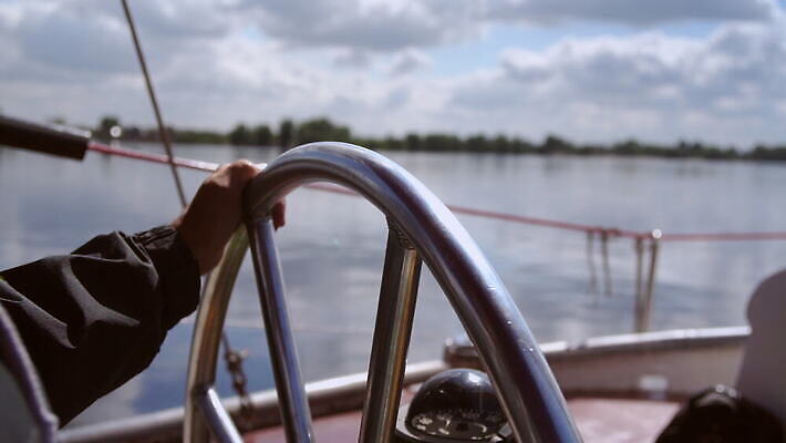 호수 무기 파도 바다 여행 요트 교통시설 모션 조류 따뜻함 관리 한명 강 운전 바퀴 보트 승차 크루즈 핸들 속도 선원 모터보트 규칙 바둑 남쪽 돌리기 레가타 캡모자 4K MOV 해외동영상 클립영상 동물 모자_잡화 1 교통 배_교통 놀이 사람 방향 시설 동영상 파일형식