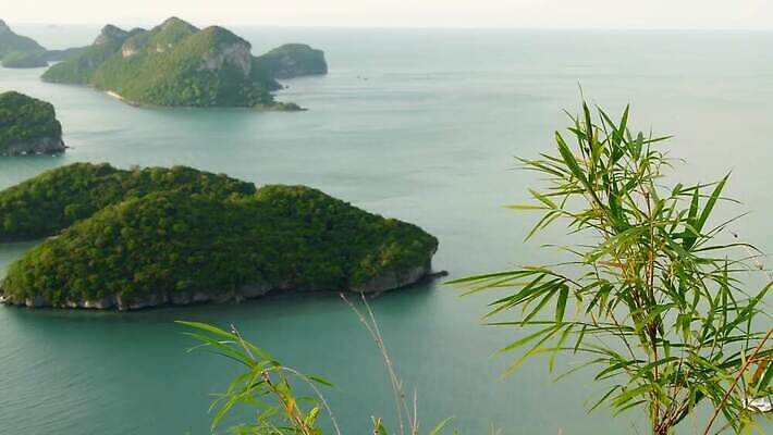 공원 아시아 바다 섬 여행 백그라운드 태국 휴가 열대 산 안테나 파노라마 풍경 사람없음 물 여름 파란색 여행객 맑음 전원 만 숲 열대우림 언덕 암초 석호 내추럴 가죽끈 이국적 전국 파라다이스 4K MP4 해외동영상 클립영상 자연요소 계절 공공시설 나라 컬러 통신 날씨 촬영기법 사람 끈 전기에너지 가죽 동영상 파일형식