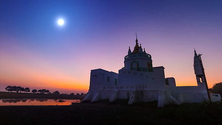 실루엣 아시아 종교 호수 여행 불교 건축양식 하늘 사람없음 건물 빛 강 컬러풀 탑 황혼 일몰 새벽 보름달 달 시골 연못 도시 사찰 야간 저녁 랜드마크 미얀마 버마 보호구역 옛날 4K MOV 해외동영상 클립영상 자연요소 건축물 건축 나라 컬러 종교건축 촬영기법 노을 동영상 구역 파일형식