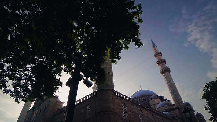 구름 유럽 아시아 종교 문화 여행 건축양식 하늘 이스탄불 미술 동양인 사람없음 건물 파란색 도시풍경 탑 도시 사찰 중앙 이슬람교 모스크 신성 동쪽 칠면조 랜드마크 보스포루스 아랍어 옛날 제국 콘스탄티노플 4K MP4 튀르키예 해외동영상 클립영상 자연요소 건축물 건축 나라 컬러 종교건축 조류 문화예술 인종 풍경 방향 동영상 파일형식