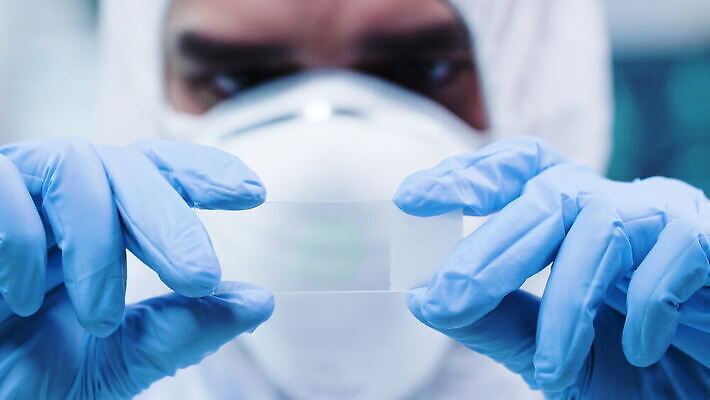 직업 산업 얼굴 과학 노동자 건강 병원 실험 작업복 가면 스터디 약 장비 의사 흰색 업무 작업 실험실 생명공학 연구원 과학자 분석 생물학 미생물 발견 조제 심각 화학물질 화학자 4K MOV 해외동영상 클립영상 옷 교육 컬러 컨셉 의학 생물 신체부위 학습 의료진 화학 만들기 동영상 학자 파일형식