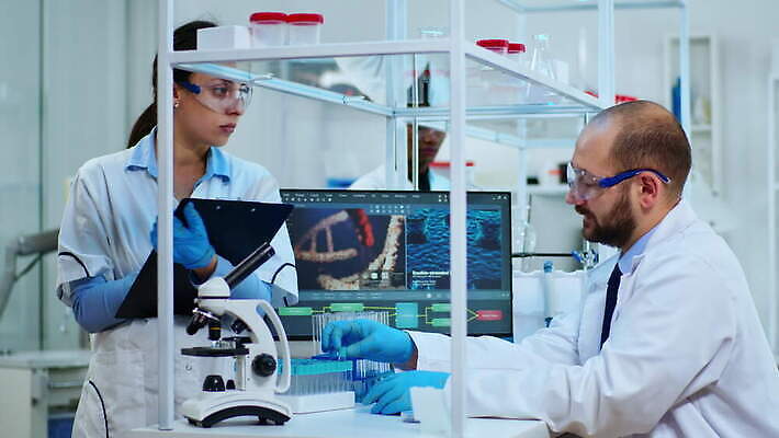 직업 과학 건강 현미경 실험 사람없음 치료 약 검은색 장비 간호사 의사 그룹 엔지니어 실험실 바이러스 보호 질병 생명공학 연구원 과학자 분석 직원 생물학 하이테크 미생물 다민족 혁명 개발 백신 전염병 화학자 코로나바이러스 4K MOV 해외동영상 클립영상 교육 컬러 컨셉 의학 생물 기술 실험기구 의료진 기술자 동영상 학자 파일형식