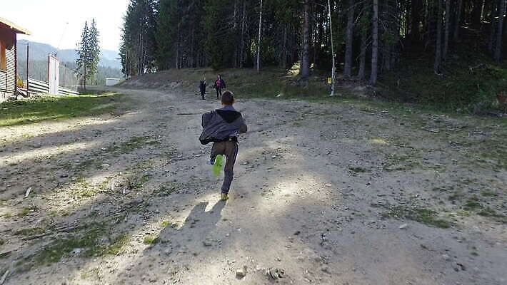 나무 행복 놀이 휴가 손자 산 건강 사람 소년 성인 사람없음 야외 옆모습 달리기 조깅 소나무 아빠 숲 무서움 도둑 즐거움 사냥 공포 추적 고문 호러 혼자 1인칭시점 오싹 4K MOV 해외동영상 클립영상 식물 시선 남자 감정 어린이 뷰포인트 가족 모션 운동 범죄인 손주 동영상 파일형식