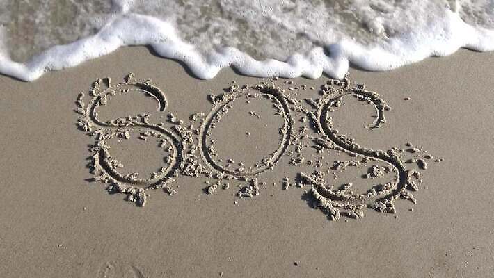 선 모래 파도 바다 백그라운드 컨셉 통신 사람없음 물 단어 희망 긴급 기록 메시지 구출 좌절 울음 위험 스케치 편지 사건 심볼 사인 그림 질감 장면 항공촬영 sos 우화 필기체 헬프 혼자 4K MP4 해외동영상 클립영상 자연요소 문자 감정 뷰포인트 표정 미술 도움 동영상 구조요청 파일형식