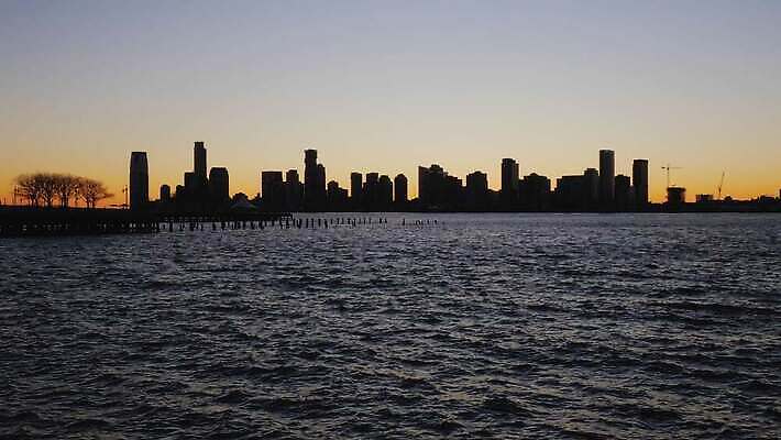 실루엣 파도 오렌지 건축양식 모션 하늘 표면 휴식 사람없음 빛 강 도시풍경 햇빛 태양 평화 일출 항구 고층빌딩 미국 황혼 일몰 흐름 도시 도심 저녁 뉴욕 수로 포트 스카이라인 맨해튼 저지 허드슨강 4K MOV 해외동영상 클립영상 자연요소 건축 바다 컨셉 북아메리카 과일 교통시설 촬영기법 풍경 빌딩 노을 야간 동영상 파일형식