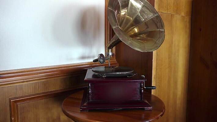 음악 가구 백그라운드 미술 사람없음 목재 상자 소리 듣기 장비 수확 골동품 역사 클래식 향수 오브젝트 복고 오디오 축음기 비닐 고물 옛날 플레이어 회복 스타일 4K HD MP4 해외동영상 클립영상 나무 음향기기 생활용품 컨셉 농업 재료 모션 재질 문화예술 전자제품 화장품 동영상 파일형식