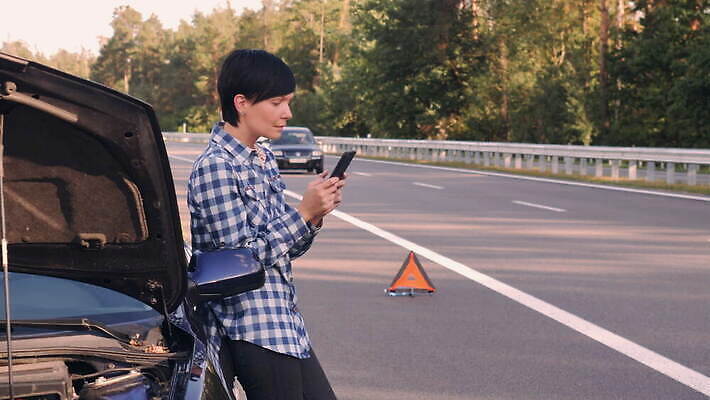 주간 도로 여행 인터넷 자동차 모바일 전등 세포 대화 한명 안전 스마트폰 핸드폰 외침 덮개 긴급 오픈 메시지 운전사 위험 고장 먹여주기 서비스 사인 검색 엔진 보닛 길가 깨짐 소셜미디어 자동 채팅 헬프 혼자 셀룰러 4G 4K MOV 해외동영상 클립영상 자연요소 직업 1 길 육상교통 컨셉 교통시설 조명 IT 말하기 사람 전자제품 스마트기기 소리 뚜껑 도움 먹기 동영상 파일형식