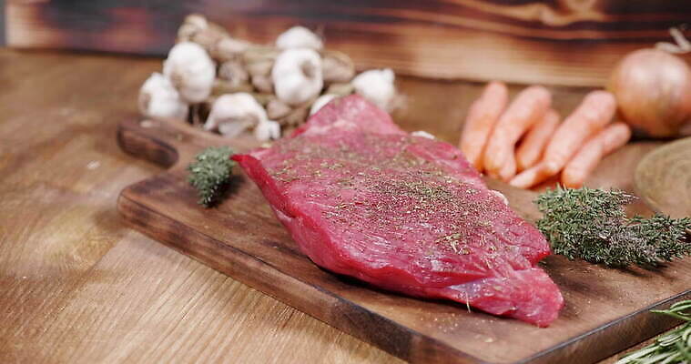 동물 접시 잡화 음식 조각 백그라운드 다이어트 채소 양파 건강 마늘 육류 돼지고기 스테이크 요리 비프스테이크 사람없음 빨간색 주방 식당 식사 당근 소고기 신선 혈액 그릴 바비큐 자르기 날것 슬라이스 후추 로즈메리 내추럴 단백질 식용 4K MOV 해외동영상 클립영상 식기 컬러 식재료 모션 주방용품 뿌리채소 서양음식 상점 허브 향신료 동영상 영양소 파일형식