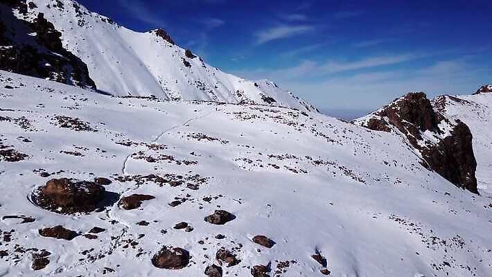 유럽 여행 겨울 배낭 자국 하늘 성공 산 안테나 사람 사람없음 태양 산책 등산 트래킹 하이킹 추위 흰색 그룹 위험 산등성이 빙하 알프스 암초 드론 산악가 절정 카자흐스탄 4K 알마티 MP4 해외동영상 클립영상 자연요소 계절 나라 아시아 컬러 컨셉 가방 통신 레저 휴식 동영상 파일형식