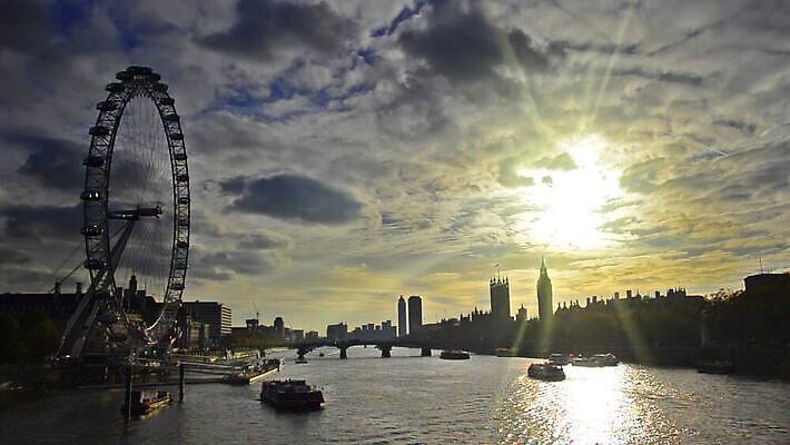 영어 외관 실루엣 유럽 문화 시계 여행 거실 건축양식 하늘 영국 잉글랜드 주택 사람없음 건물 빛 도시풍경 태양 탑 일몰 궁전 수확 종 광선 도시 시간 바퀴 보트 역사 황금 야간 큼 런던 국회 고딕 랜드마크 수도권 옛날 왕국 정부 MOV 해외동영상 클립영상 자연요소 문자 건축물 건축 나라 고건축 농업 배_교통 촬영기법 풍경 노을 크기 지역 동영상 파일형식