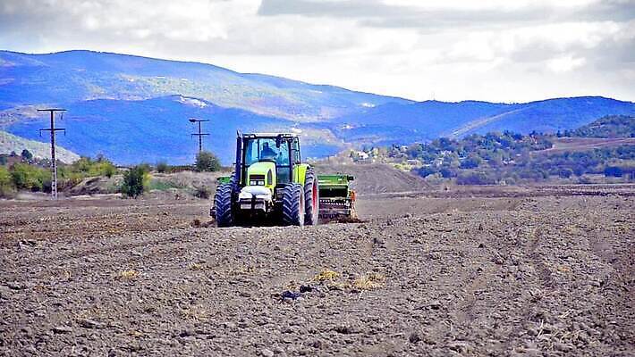 직업 육상교통 캐나다 겨울 농업 자연 노동자 사람없음 야외 초록색 농작물 농장 노란색 일출 환경 일몰 새벽 운전 수확 성장 작업 황금 농부 땅 밀 먼지 트랙터 광 쟁기 파종 세련 MOV 해외동영상 클립영상 자연요소 계절 산업 교통수단 컬러 북아메리카 모션 곡류 노을 농사 농기계 생태계 특수차량 동영상 파일형식