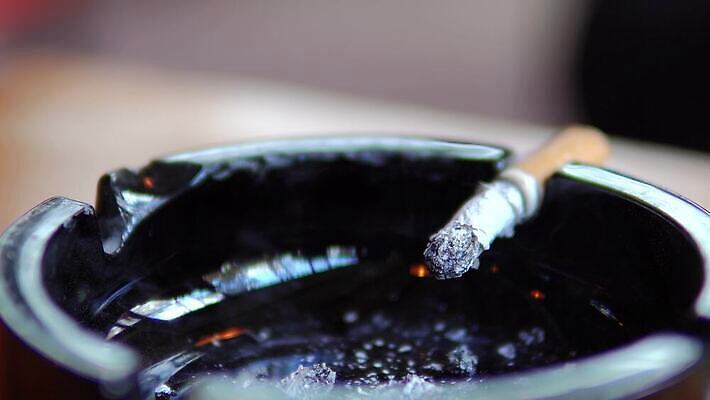 라이프스타일 손 백그라운드 컨셉 흡연 담배 건강 사람 사람없음 약 흰색 죽음 연기 질병 쓰레기 위험 재떨이 담배연기 암 중독 종료 습관 나쁜 고립 그만 넣기 니코틴 마약 재 필터 해로움 흡연자 중독자 놓기 4K MP4 해외동영상 클립영상 컬러 의학 모션 생활 신체부위 동영상 파일형식