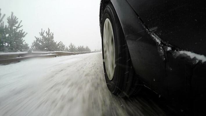 나무 도로 교통수단 여행 겨울 교통시설 모션 자동차 사람없음 야외 물 운전 흰색 바퀴 떨어짐 속도 타이어 스프레이 고무 통과 되감기 범퍼 스플래쉬 4K MP4 해외동영상 클립영상 자연요소 식물 계절 길 육상교통 컬러 교통 컨셉 시설 동영상 파일형식
